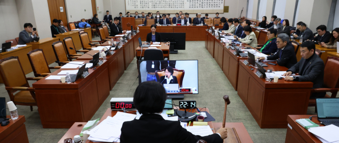 12·3 비상계엄 사태와 관련해 윤석열 전 대통령 등이 연루된 내란 사건을 전담하는 내란전담재판부 설치법이 국회 법제사법위원회 전체회의를 통과했다. 사진은 지난 3일 서울 여의도 국회에서 열린 법제사법위원회 전체회의에서 내란전담재판부 설치법 대안 등이 더불어민주당 등 범여권 주도로 통과되는 모습. /사진=뉴시스
