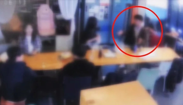 제주에서 게스트하우스를 운영하는 사장이 한 손님에게 협박을 당했다고 하소연했다. 사진은 게스트하우스 포틀럭 파티 모습. /사진=JTBC '사건반장' 캡처