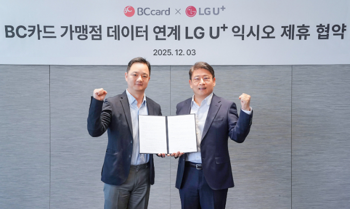 LG유플러스가 AI 통화앱 '익시오(ixi-O)'에 BC카드 정보를 탑재해 앱 기능을 고도화한다.지난 3일 서울 종로구 BC카드 본사에서 진행한 협약식에서 최윤호 LG유플러스 AI Agent추진그룹장(상무, 오른쪽)과 오성수 BC카드 데이터사업본부장(상무)가 기념촬영을 하는 모습. /사진=LG유플러스