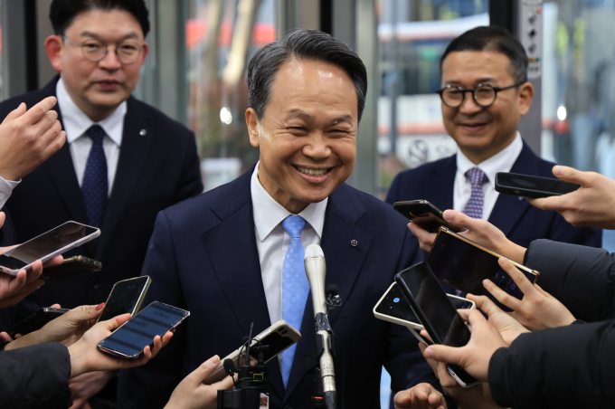 신한금융지주 차기 회장 후보인 진옥동 현 신한금융지주 회장이 4일 오전 서울 중구 신한금융지주 본사에서 열린 개별 최종 면접에 참석해 미소를 짓고 있다./사진=뉴스1