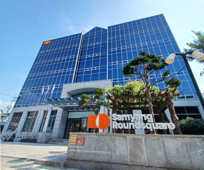 삼양식품이 4일 서울 강남구 삼성동 코엑스에서 열린 '제62회 무역의 날' 기념식에서 식품업계 최초로 '9억불 수출탑'을 수상하고, '삼양'브랜드로 '브랜드탑'을 수상했다. 김정수 삼양식품 부회장은 수출 증대와 K푸드 위상을 높인 공로를 인정받아 은탑산업훈장을 받았다. /사진=삼양식품
