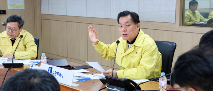 이재준 수원특례시장(오른쪽)이 지난 3일 '겨울철 도로 제설 대책 상황보고회'를 주재하고 있다. /사진제공=수원시