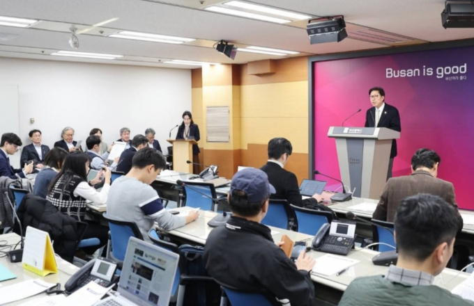박형준 부산시장이 3일 국비확보와 관련해 부산시청에서 기자회견을 하고 있다./사진=부산시