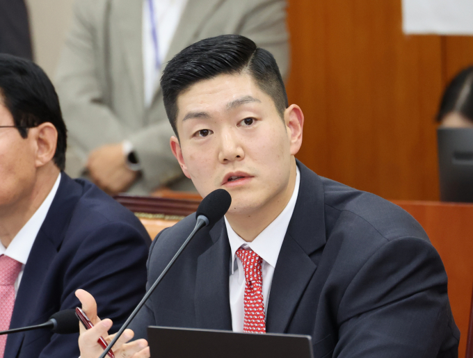 김재섭 국민의힘 의원이 지난 3일 YTN라디오 '김준우의 뉴스 정면 승부'에 출연해 "당이 살려면 윤석열 전 대통령과 관계를 끊고 뼈를 깎는 쇄신을 해야 한다"고 말했다. 사진은 지난 10월20일 김재섭 국민의힘 의원이 서울 여의도 국회에서 열린 정무위원회 국정감사에서 질의 하는 모습. /사진=뉴시스