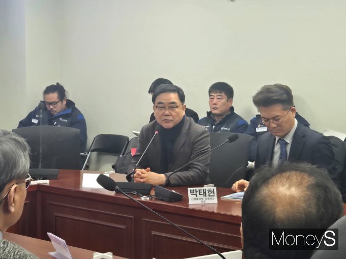 4일 허성무 의원(더불어민주당·경남 창원시성산구)이 '철수설을 넘어 지속가능한 한국지엠 발전방안 마련을 위한 국회 토론회'에 참석해 인사말을 하고 있다. /사진=정연 기자