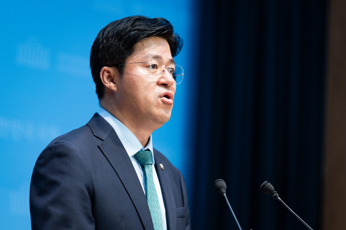 김병기 더불어민주당 원내대표가 인사청탁 논란이 불거진 같은당 문진석 원내운영수석부대표에게 엄중 경고를 한 것으로 알려졌다.사진은 지난 7월21일 박상혁 더불어민주당 원내소통수석대변인이 서울 여의도 국회 소통관에서 브리핑 하는 모습. /사진=뉴스1