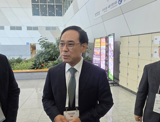이용배 현대로템 대표이사가 4일 경기 고양시 킨텍스에서 열린 'World Hydrogen Expo 2025' 개막식 참석에 앞서 취재진의 질문에 답하고 있다./사진=공동취재단