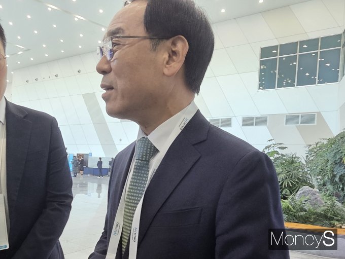 이용배 현대로템 대표이사가 4일 'World Hydrogen Expo 2025' 현장에서 기자들과 만나 수소 사업 및 향후 기술 전략에 대해 설명하고 있다./사진=김대영 기자