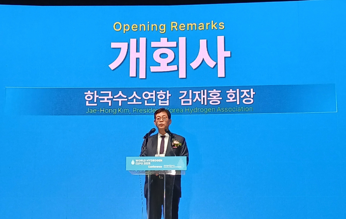 4일 경기도 일산 킨텍스 제2전시관서 열린 '세계 수소 엑스포 2025' 개회사를 하고 있는 김재홍 한국수소연합 회장. /사진=지선우 기자