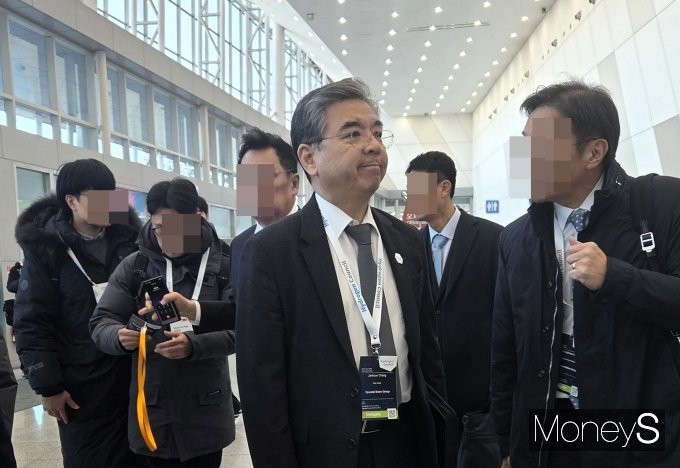 장재훈 현대자동차 부회장이 4일 경기 고양시 킨텍스에서 열린 WHE 2025 행사장에서 관계자들과 의견을 나누고 있다./사진=김대영 기자