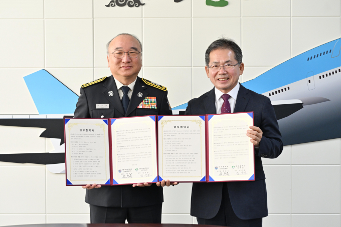 김준열 군위군수(오른쪽)가 엄준욱 대구소방안전본부장과 '군위소방서 건립 사업' 업무협약서를 들어보이고 있다./사진제공=대구 군위군