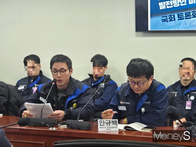 4일 여의도 국회의원회관에서 열린 토론회에서 발언하고 있는 오성택 금속노조 GM부품물류지회 노동안전부장(왼쪽)과 안규백 금속노조 한국GM지부장의 모습. /사진=김이재 기자