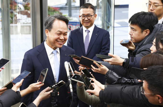 진옥동 신한금융지주 회장이 연임에 사실상 성공했다. 진옥동 신한금융그룹 회장이 4일 서울 중구 신한금융지주회사 사옥으로 들어서고 있다./사진=뉴시스 김근수 기자 