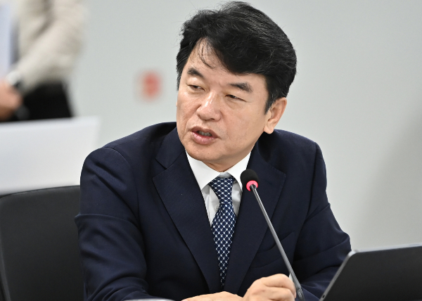 문진석 더불어민주당 원내운영수석부대표가 자신을 둘러싼 '인사청탁' 논란에 대해 사과했다. 사진은 문진석 더불어민주당 의원이 모습. /사진=뉴시스