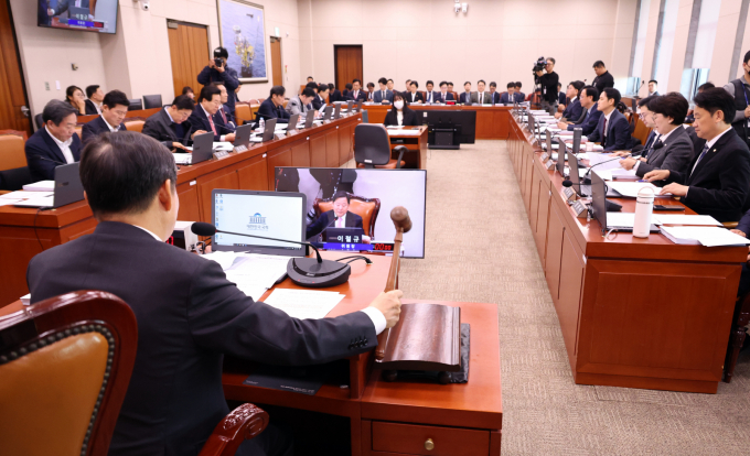 이철규 국회 산업통상자원중소벤처기업위원회 위원장이 21일 오전 서울 여의도 국회에서 열린 전체회의에서 의사봉을 두드리고 있다. / 사진=뉴시스 김금보 기자