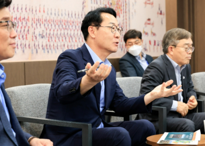 정명근 화성특례시장(사진 가운데)이 지난 8월14일 국립고궁박물관 분관 유치위원회 발족식에서 위원들과 대화하고 있다. /사진제공=화성특례시