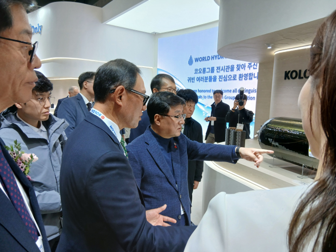 4일 경기도 일산 킨텍스 제2전시관서 열린 '세계 수소 엑스포 2025' 코오롱그룹 부스에 방문한 김성환 기후에너지환경부 장관. /사진=지선우 기자