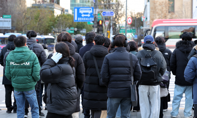 5일 전국은 대체로 맑으나 최저기온이 영하 11도에서 영상 2도를 형성할 것으로 보인다. 사진은 지난 3일 서울 종로구 광화문네거리에서 두터운 옷차림을 한 시민들이 신호를 기다리는 모습. /사진=뉴스1 
