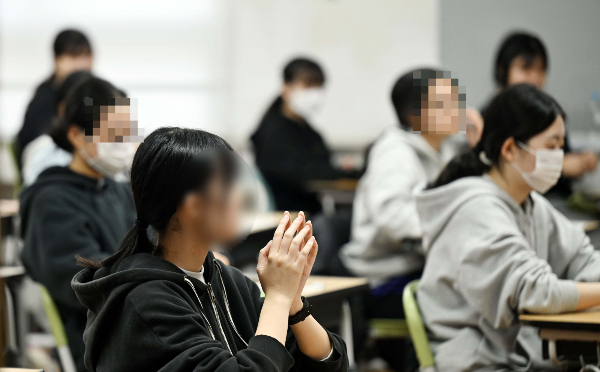 2026학년도 대학수학능력시험(수능)에서 전과목 만점자는 5명으로 나타났다. 사진은 지난달 13일 부산 연제구 연제고등학교에 마련된 시험장에서 고3 수험생들이 차분하게 수능을 준비하는 모습. /사진=뉴시스(공동취재단)