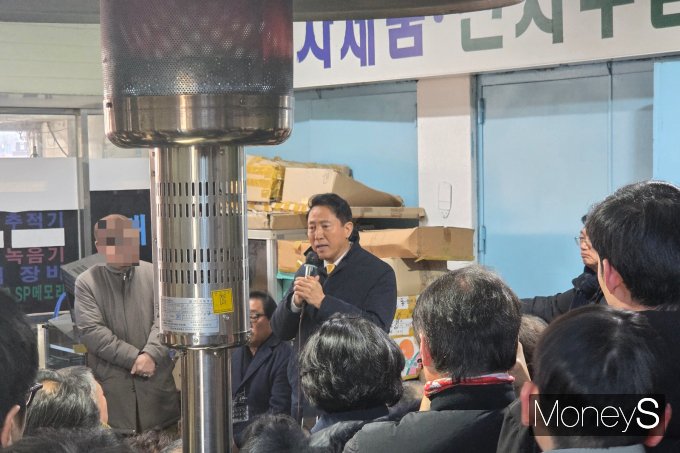 오세훈 서울시장이 세운지구 재개발 현장을 찾아 주민 의견을 듣고 정비사업 재추진 의지를 피력했다. 사진은 오 시장이 이날 주민 간담회에서 발언하는 모습. /사진=이화랑 기자
