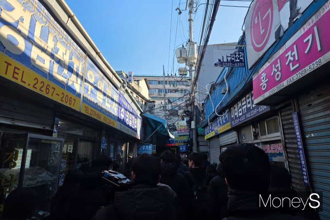 세운지구 고층 개발을 둘러싸고 서울시와 정부의 갈등이 심화되고 있다. 사진은 오세훈 서울시장이 세운지구 일대를 둘러보는 모습. /사진=이화랑 기자