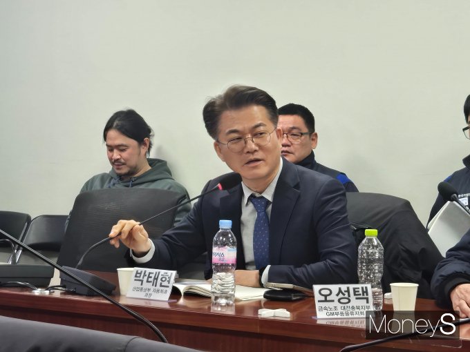   4일 여의도 국회의원회관에서 열린 토론회에서 발언하고 있는 박태현 산업통상부 자동차과 과장의 모습. /사진=김이재 기자