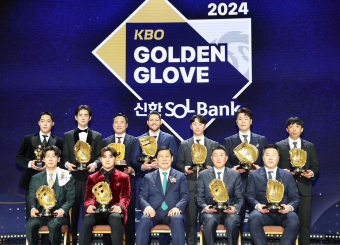 한국야구위원회가 2025시즌 각 포지션별로 좋은 활약을 펼친 선수에게 지급되는 골든글러브 시상식을 진행한다. 사진은 2024시즌 골든글러브를 수상한 선수들. /사진=뉴시스