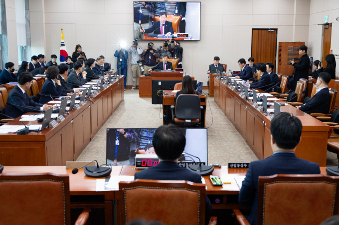이철규 국회 산업통상자원중소벤처기업위원장이 4일 서울 여의도 국회에서 열린 제429회 국회(정기회) 산업통상자원중소벤처기업위원회 제9차 전체회의에서 의사봉을 두드리고 있다. / 사진=뉴스1 유승관 기자