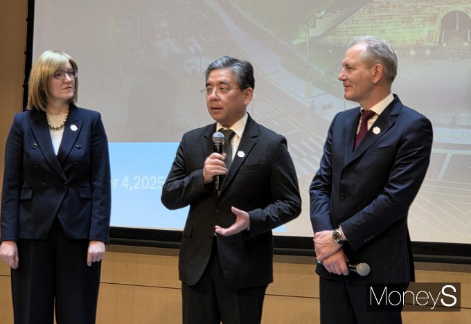 장재훈 현대자동차 부회장(가운데), 이바나 제멜코바 수소위원회 CEO(왼쪽), 프랑수아 자코 에어리퀴드 CEO가 4일 경기 고양시 현대모터스튜디오 WHE 2025 행사장에서 수소 산업 전략과 글로벌 협력 방향에 대해 설명하고 있다./사진=김대영 기자
