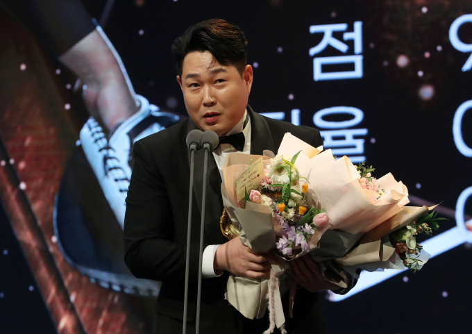 양의지가 KBO리그 최다 골든글러브 수상에 도전한다. 사진은 2022년 골든글러브 수상 당시 양의지. /사진=뉴스1