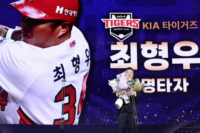 최형우가 최고령 골든글러브 수상 기록을 갈아치울 것으로 예상된다. 사진은 2024년 골든글러브를 수상한 최형우. /사진=뉴스1