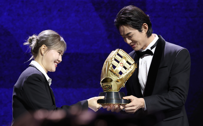 구자욱이 3년 연속 골든글러브 수상에 도전한다. 사진은 2024시즌 골든글러브를 받는 구자욱. /사진=뉴스1