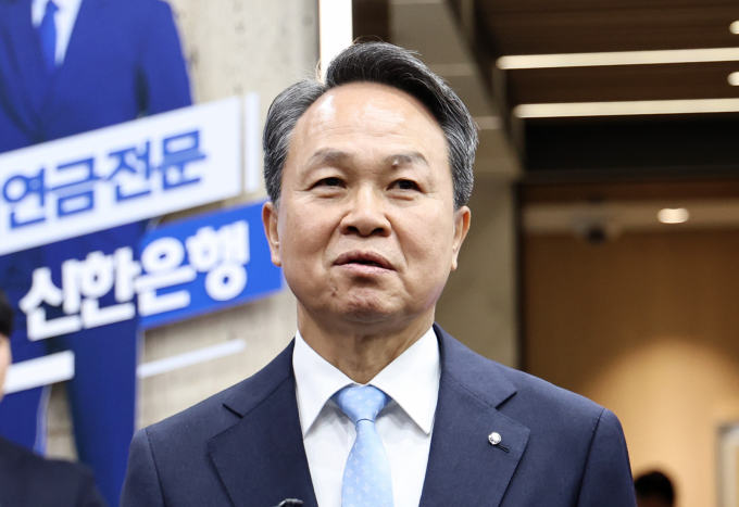진옥동 신한금융 회장이 4일 오후 서울 중구 신한은행 본점에서 연임 소감을 밝히고 있다./사진=뉴스1 구윤성 기자
