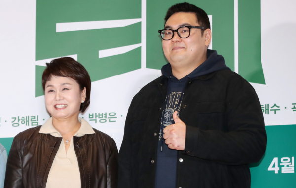 개그우먼 이경실의 아들 손보승이 국방부 감찰 조사 대상이 됐다. 사진은 개그우먼 이경실과 아들이자 배우인 손보승 모습. /사진=스타뉴스