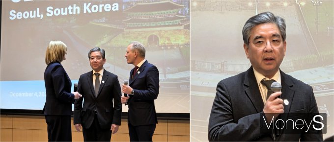 이바나 제멜코바 수소위원회 CEO(맨 왼쪽), 장재훈 현대자동차 부회장(왼쪽 두번째, 맨 오른쪽), 프랑수아 자코 에어리퀴드 CEO(왼쪽 세번째)가 4일 WHE 2025 행사장에서 수소 산업 전략과 글로벌 협력 방향에 대해 설명하고 있다./사진=김대영 기자