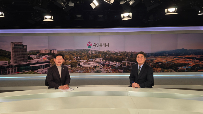 이상일 용인특례시장(왼쪽)이 4일 MBN 전국네트워크뉴스에 출연해 사회자와 기념 촬영을 하고 있다. /사진제공=용인특례시