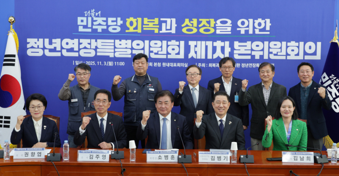 정부가 단계적 정년 상향을 추진하는 가운데 더불어민주당도 정년 연장 논의를 본격화하고 있다.사진은 김병기 더불어민주당 원내대표가 지난 11월3일 서울 여의도 국회에서 열린 회복과 성장을 위한 정년연장특별위원회 제1차 본위원회의에서 기념 촬영을 하고 있는 모습. /사진=뉴스1