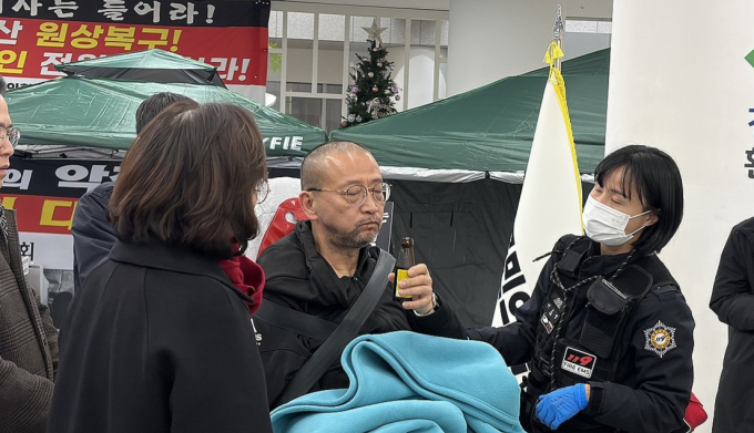 10일째 단식 농성 중이던 경기도의회 백현종 국민의힘 대표의원이 지난 4일 건강 악화로 병원으로 긴급 이송되고 있다. /사진제공=경기도의회