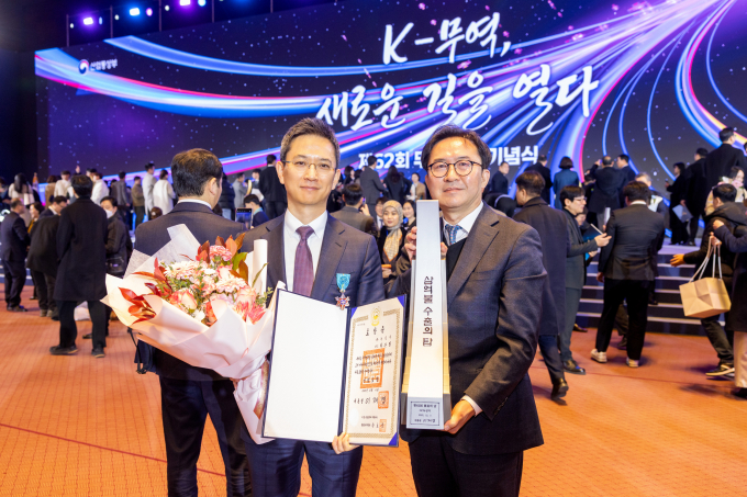 GC녹십자가 3억불 수출의 탑을 수상했다. 사진은 수상 후 기념사진을 촬영한 허은철 GC녹십자 대표(왼쪽)와 이우진 GC녹십자 글로벌사업본부장. /사진=GC녹십자