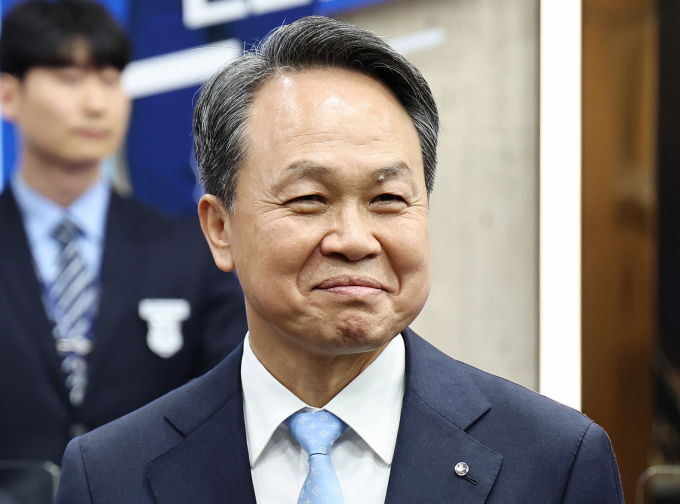 진옥동 신한금융 회장이 4일 오후 서울 중구 신한은행 본점에서 연임 소감을 밝히며 웃음짓고 있다./사진=뉴스1