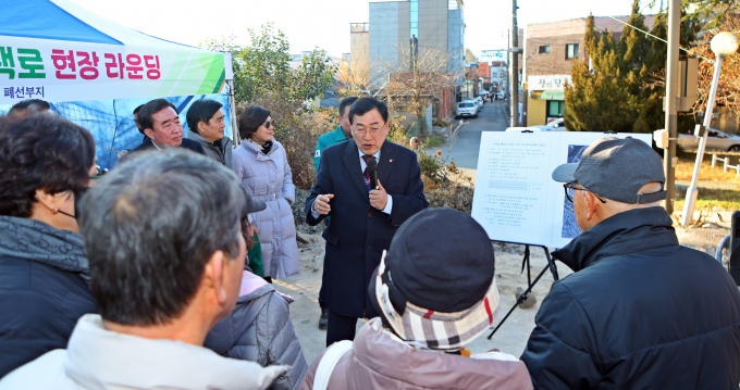 경주시 동천동 일원에서 열린 임시산책로 현장 점검에서 주낙영 시장(사진 가운데)이 주민 등 50여 명과 함께 조성 경과를 설명하고 있다./사진제공=경주시