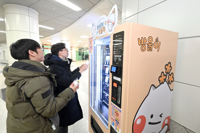 하남시민이 하남시청역에 설치된 자판기에서 시 대표 캐릭터 굿즈 '하남이·방울이'를 구매하고 있다. /사진제공=하남시