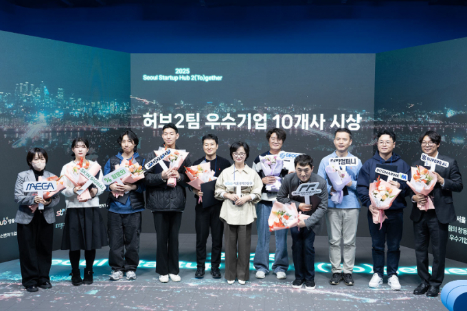 지난달 27일 서울 도봉구 서울창업허브 창동에서 '2025 서울창업허브(2)투게더'는 성과공유회가 진행된 가운데, 우수기업으로 선정된 10개사의 관계자들이 기념 촬영을 하고 있다. /사진=SBA