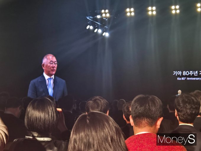 5일 경기 용인시 기아 비전스퀘어에서 열린 '기아 80주년 기념행사'에서 발언하고 있는 정의선 회장의 모습. /사진=김이재 기자