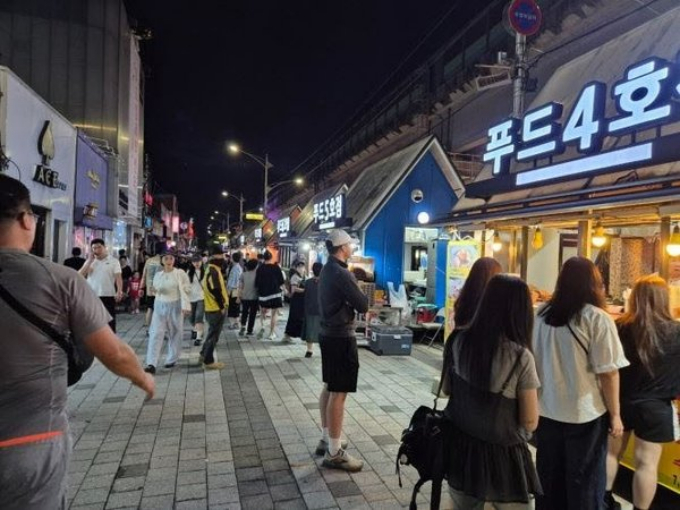 보산동 외국인관광특구 월드푸드스트리트 한 식당 앞에 방문객들이 줄서서 기다리고 있다. /사진제공=동두천시