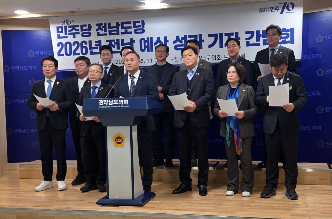 김원이 민주당 전남도당 위원장이 5일 도의회 브리핑룸에서 민주당 전남도당 내년 전남예산 성과 기자간담회를 하고 있다./사진제공=독자