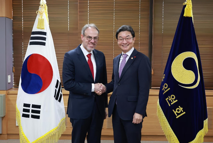 이억원 금융위원장이 데이비드 A. 자폴스키 아마존 수석부회장과 만나 AI 시대에서 금융권의 보안 체계 강화 방안을 논했다. 사진은 5일 오전 정부서울청사에서 이 위원장(오른쪽)과 자폴스키 수석부회장이 악수하는 모습. /사진=금융위원회