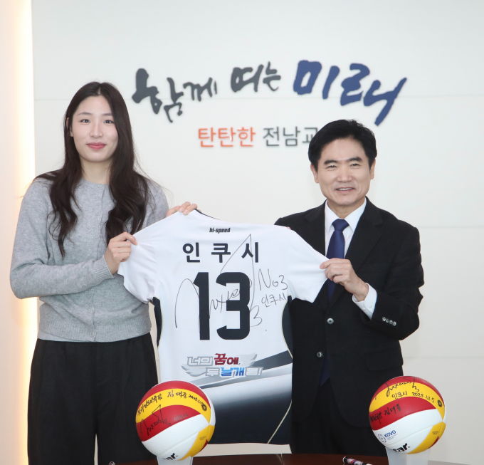 몽골 출신 배구선수 인쿠시(왼쪽)가 5일 희망 전남교육 명예대사'에 위촉된 후 김대중 교육감과 기념사진을 찍고 있다./사진제공=전남도교육청