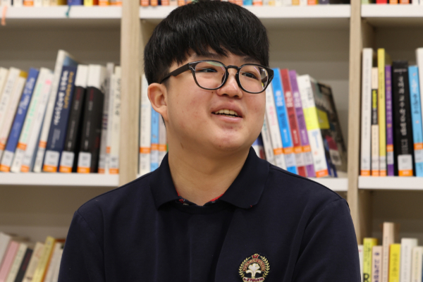 2026학년도 대학수학능력시험 만점을 받은 왕정건군(18)이 소감을 전했다. 사진은 5일 오전 왕군이 서울 광진구 광남고등학교에서 언론과 인터뷰하고 있는 모습. /사진=뉴스1