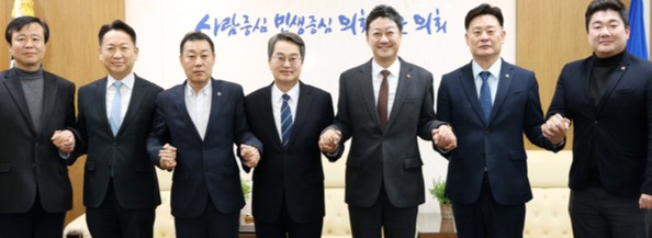 김동연 경기도지사(가운데)가 5일 경기도의회를 방문해, 김진경 의장(오른쪽에서 세 번째) 등 도의회 지도부에게 집행부의 행정사무감사 불출석에 대해 유감의 뜻을 전달했다. /사진제공=경기도의회 